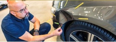 Équipe d'atelier motivée et organisée